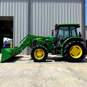 Tractor de Ruedas John Deere 3038E 4WD Verde con Cargador Frontal, Equipo Utilitario Agrícola de 70HP con Transmisión por Engranajes - Product Image 1