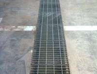 Grille en acier galvanisé Q235 pour couvertures de fosses de parking, couvercles d'égouts, systèmes de drainage de passerelles et plateformes de structure en acier extérieures