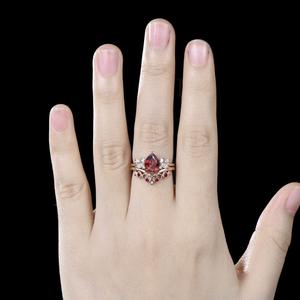 Anillo de boda de oro rosa con diseño de mariposa para mujer, con rubí color sangre de paloma y detalles de diamantes, para joyería nupcial. - Product Image 3