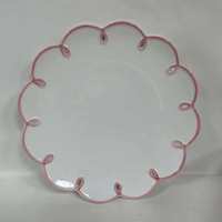 Assiette en céramique ajourée en forme de fleur, assiette à dîner en porcelaine blanche avec bord rose, décoration de table de mariage