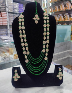 Parure de bijoux longue traditionnelle indienne plaquée or 18 carats avec collier, boucles d'oreilles et Maang Tikka – Combo ethnique tendance et à la mode - Product Image 1