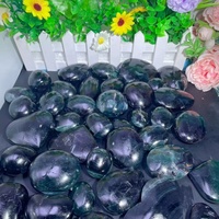 Pierre de paume en forme de cœur en fluorite noire fluorescente en gros avec réactivité UV, pierres précieuses, artisanat en cristal pour la décoration Feng Shui