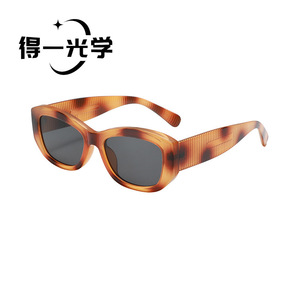 แว่นกันแดดทรงแคทอาย UV400 กรอบ PC สำหรับผู้หญิง ป้องกันแสงแดด ใช้กลางแจ้ง - Product Image 1