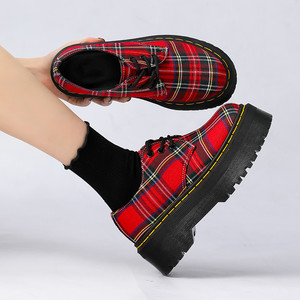 Chaussures plateforme en toile à lacets pour hommes, motif écossais rouge, avec surpiqûres jaunes, semelle épaisse antidérapante, style vintage - Product Image 2