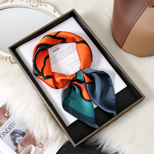 Nuova <span class=keywords><strong>Sciarpa</strong></span> Quadrata Leggera Floreale Personalizzata da Donna 70x70cm Stile <span class=keywords><strong>Elegante</strong></span> e Fresco Versatile per Occasioni Speciali e Uso Quotidiano - Product Image 2