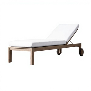 Chaise longue réglable en teck linéaire moderne pour l'extérieur, lit de jardin minimaliste pour villa et complexe hôtelier - Product Image 2