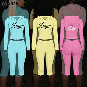 Ensemble deux pièces tendance pour femme, collection été 2026, avec veste de yoga zippée et leggings capri taille haute, personnalisable avec logo, vêtements de sport OEM ODM - Product Image 1