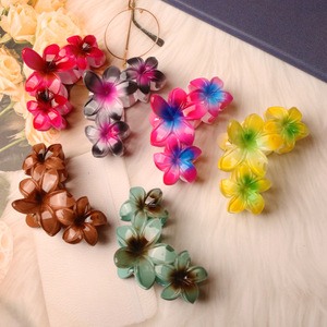 Vente en gros d'accessoires pour cheveux pour filles, grandes pinces à cheveux à fleurs hawaïennes, couleur dégradée, 3 fleurs, grande pince à cheveux Plumeria pour femmes - Product Image 1