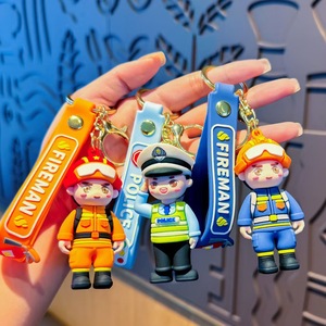 Llavero Creativo <span class=keywords><strong>de</strong></span> Dibujos Animados <span class=keywords><strong>de</strong></span> Bombero Saludoando a la Policía <span class=keywords><strong>de</strong></span> Tráfico, Colgante para Mochila, Adorno para Coche, Pequeño Regalo Festivo, Venta al por Mayor - Product Image 1