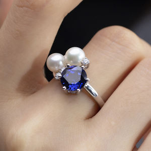 แหวนเพชรเม็ดกลมทองคำ 18K รุ่น MSR-1640 ประดับมุกและพลอยสีน้ำเงินจากแล็บของ Messi Jewelry - Product Image 4