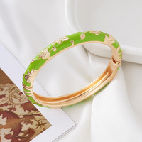 Bracelet jonc en émail cloisonné chinois en forme de feuille d'érable, multicolore, avec feuille dorée en relief, à charnière à ressort, empilable, style oriental