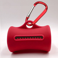 Soporte de silicona al por mayor para bolsas de excrementos de perro con mosquetón, ventana de rollo visible y varios colores para venta minorista de artículos para mascotas