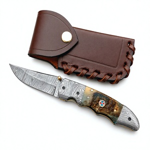 Cuchillo Plegable de Acero de Damasco con Hoja de Punta Caída, Mango de Cuerno de Carnero y Funda de Cuero para Caza - Product Image 2
