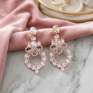 Boucles d'oreilles pendantes de créateur glamour en or rose avec pierres colorées, cadeau tendance pour femmes et jeunes filles - Product Image 1