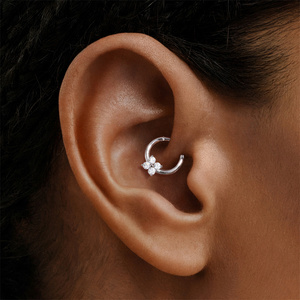 Boucle d'oreille manchette en argent 925 pour femme, motif pétale pavé de moissanite, piercing de cartilage, style Daith, bijou tendance, cadeau de mariage - Product Image 2