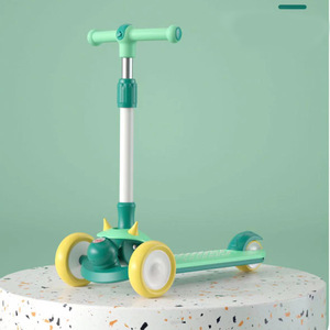 Patinete infantil Qixiaoke de 3 a 8 años, altura ajustable, con luces, para niños y niñas, color verde - Product Image 3