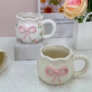 Direkt vom Hersteller Luxuriöse Keramiktasse Niedliches Rosa 3D-Schleifendesign Unregelmäßige Glückstütenform Leichte Geschenk-Kaffeetasse - Product Image 1