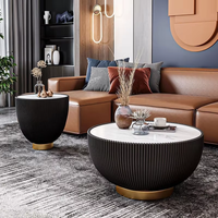 Ensemble de tables basses gigognes rondes cannelées de luxe avec plateau en marbre et base dorée, personnalisable pour salon moderne