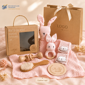 Atacado de Fábrica/OEM: Kit de Presente para Bebê Recém-Nascido com Chocalho Calmante, Toalha de Banho com Cabeça de Coelho, Meias de Crochê com Chocalho e Presente de Chá de Bebê - Product Image 6