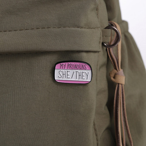 Mein Pronomen Sie Sie Er Sie Emaille Pins Benutzer definierte Persönliche Pronoun Broschen Revers Abzeichen Spaß Text Box Schmuck Geschenk Großhandel - Product Image 3