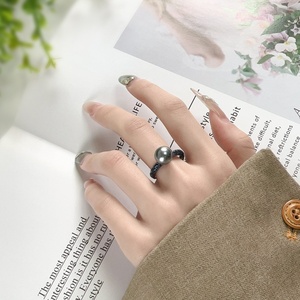 Bague en cuivre plaqué or noir de haute qualité, écologique, anti-ternissement, avec perle de coquillage noire de 10 mm pour femme - Vente en gros usine - Product Image 6