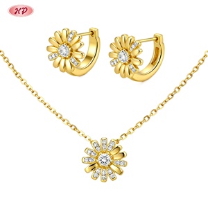 เครื่องประดับเฮงเตี้ยน ต่างหูห่วงรูปดอกเดซี่ชุบทอง 18K และจี้ ชุดเครื่องประดับแฟชั่นขายส่ง สำหรับผู้หญิง ลุคฤดูใบไม้ผลิ/เดท/ปาร์ตี้ - Product Image 2