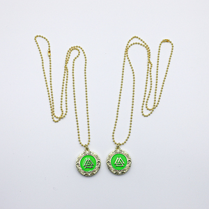 Collier personnalisé en métal texturé avec pendentif en émail doux et chaîne en métal perlée - Product Image 2