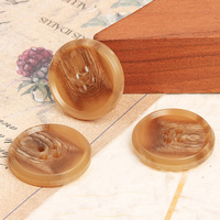 Boutons écologiques à bords arrondis en résine couleur café avec motifs ; garnitures décoratives pour costumes et tenues formelles, boutons en résine personnalisés