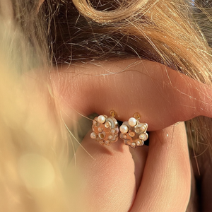 Pendientes de Moda con Diseño de Estrella, Acero Inoxidable 316L, Baño de Oro PVD, Esmalte Blanco y Perlas - Product Image 3