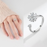 Anillo Abierto Delicado con Trébol de Cinco Hojas y Circonitas Blancas, Chapado en Oro, Latón con Micro Pavé, Giratorio, Elegante, Regalo para Novia