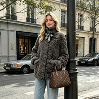 Veste en fourrure d'agneau de luxe pour femmes, style décontracté d'hiver, avec col et poignets uniques, doublure en peau de mouton, pour un usage quotidien élégant