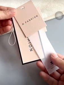 Chất lượng cao Thẻ trắng bạc dập nóng <span class=keywords><strong>Swing</strong></span> <span class=keywords><strong>tag</strong></span> tùy chỉnh in treo <span class=keywords><strong>Tag</strong></span> cho quần áo và túi xách sản xuất tại Trung Quốc nhà máy - Product Image 5