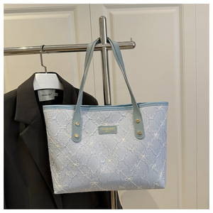 Bolso Tote de Mujer, Gran Capacidad, Impermeable, de Cuero PU, Abertura Superior, Listo para la Playa, Detalle de Bordado, Colección Otoño/Invierno - Product Image 5