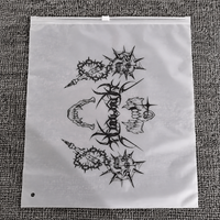 Sacs refermables en PE durables et résistants à l'humidité avec logo personnalisé imprimé, fermeture éclair supérieure et sérigraphie pour l'emballage de vêtements