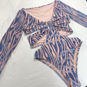 ชุดว่ายน้ำวันพีซแขนยาวสำหรับผู้หญิง OUTPACE แบบซิป ชุดว่ายน้ำเซ็กซี่ไซส์ใหญ่ พร้อมลายตัวอักษรและลายสัตว์ - Product Image 1