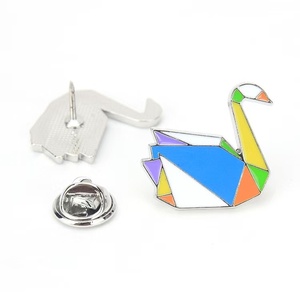 Bán Buôn Biểu Tượng Tùy Chỉnh Phim Hoạt Hình Thiết Kế Cho Ve Áo Pin Số Lượng Lớn Kim Loại Mềm Men Trâm UV In Ấn Đen Nickel Cho Món Quà Lưu Niệm - Product Image 3