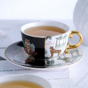 Tasse à café et soucoupe en céramique de style chinois - Poignée noire et or, motif tigre, forme irrégulière, vintage - Product Image 4
