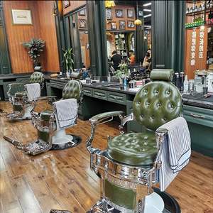 Sillón de Barbería de Estilo Antiguo en Cuero Negro y Dorado con Botones, Base Redonda con Bomba Hidráulica, Silla de Peluquería - Product Image 3