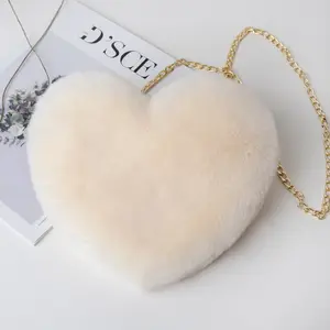 Meilleures ventes : Sacs messager élégants pour femme en fausse fourrure en forme de cœur avec <span class=keywords><strong>bandoulière</strong></span> chaîne – Collection Hiver - Product Image 1