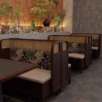 Ensemble de table et chaises de restaurant commercial en rotin de style montagne sauvage personnalisé, structure en bois (pour 10 personnes)