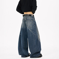 Jeans en denim de coton pour homme, lavage clair, design personnalisé avec strass laser, motif papillon et moustaches de chat, style tendance et urbain, coupe courbée