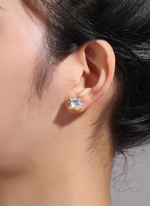 Boucles d'oreilles minimalistes en laiton plaqué or avec bijoux de mode géométriques en zircone cubique pour cadeau - Product Image 2