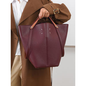 Sac à main tendance grande capacité pour femme, sac fourre-tout haut de gamme pour l'automne et l'hiver, type de fermeture ouverte - Product Image 5