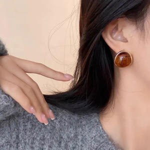 Pendientes de tuerca para mujer al por mayor, pendientes de aleación hipoalergénicos para mujer, pendientes delicados con tachuelas en tono dorado - Product Image 2