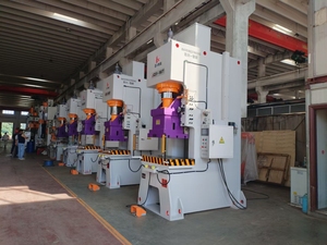 Venta Directa de Fábrica: Prensa Hidráulica de Cuatro Columnas y Tres Vigas de 100/160 Toneladas, <span class=keywords><strong>Motor</strong></span> Servo de Alta Precisión de 7.5kW, Bomba de Engranajes - Product Image 4