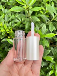 Tubo di lucidalabbra rotondo all'ingrosso su misura di colore 4.5ML con confezione cosmetica a bacchetta grande - Product Image 2