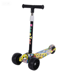 Trottinette pliable <span class=keywords><strong>à</strong></span> trois roues moderne avec capteur, hauteur réglable, roues en plastique silencieuses, pédale élargie et trottinette jouet - Product Image 4