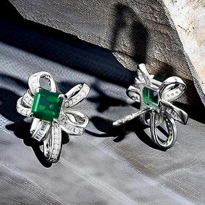Boucles d'oreilles classiques à fleurs avec pierre précieuse verte taille princesse, en argent 925, fermoir en or blanc, pour femmes, à porter au quotidien - Product Image 3