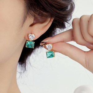 ต่างหูแบบติดหูทรงสี่เหลี่ยมประดับเพชรซิรคอนลายแตกน้ำแข็ง สไตล์หรูหราใหม่ คุณภาพสูง ทำจากทองแดง ดีไซน์หลากหลาย ขายส่ง - Product Image 1