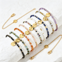 Bracelet de mode classique personnalisé semi-éclatant multicolore en pierres précieuses facettées avec breloque disque doré texturé pour femme